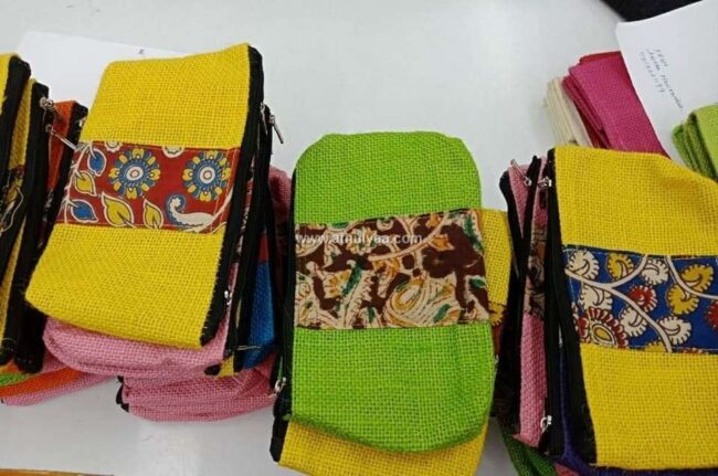 Buy Handpainted Kalamkari Ghicha Silk Hand Bag Online at iTokri.com by  DWARAKA PLUS l iTokri आई.टोकरी