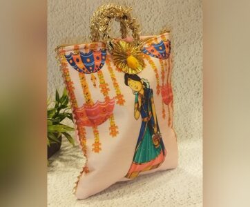 Puberty special bag with bangle handle