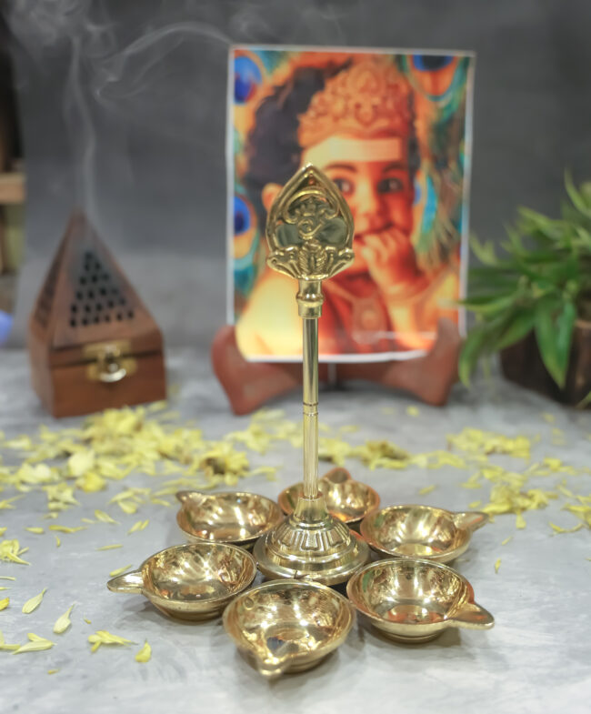 Shatkona Murugan Lamp